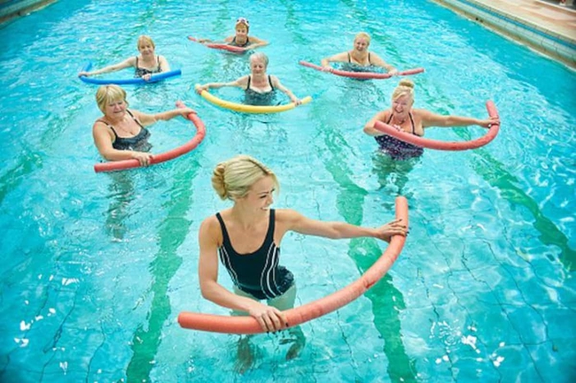 Cải thiện đau lưng mãn tính tốt hơn nhờ luyện tập dưới nước - Ảnh 2.