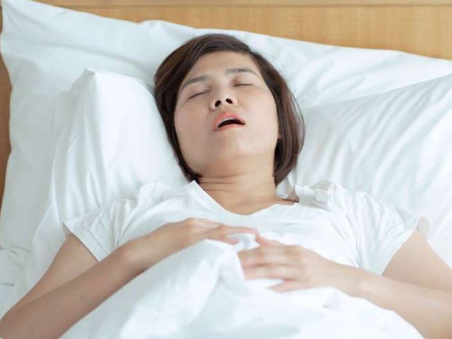 Khó thở khi nằm có thể là dấu hiệu của nhiều loại bệnh - Ảnh 2.
