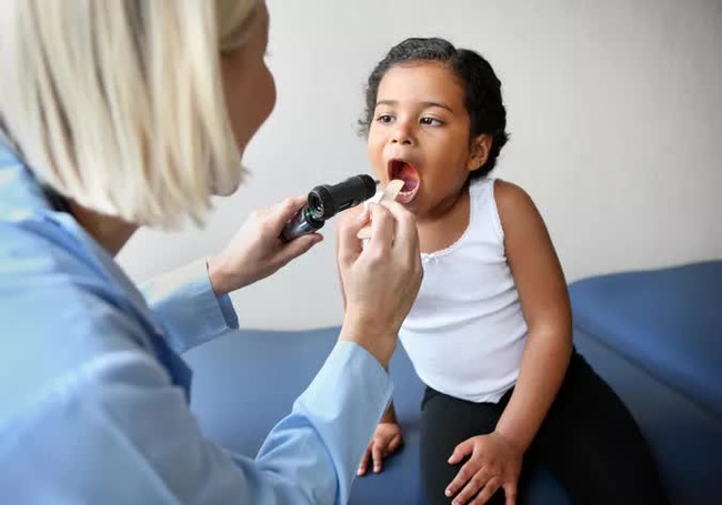 Chuyên gia hướng dẫn cách đối phó với đau họng ở trẻ - Ảnh 4.