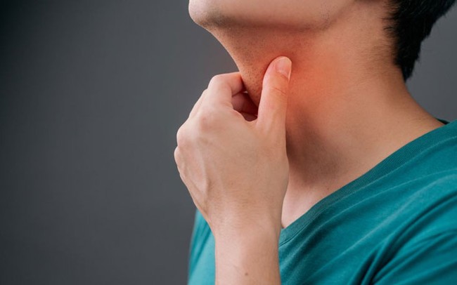 Công dụng và cách dùng gừng làm giảm đau họng - Ảnh 3.