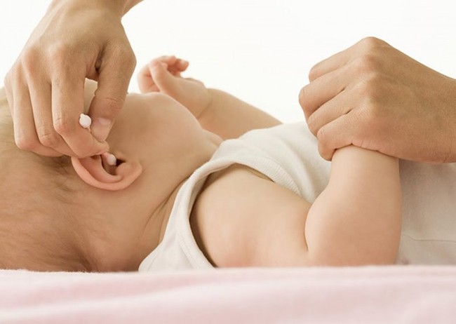 Cách phòng tránh viêm tai giữa cho trẻ vào mùa thu đông - Ảnh 2.