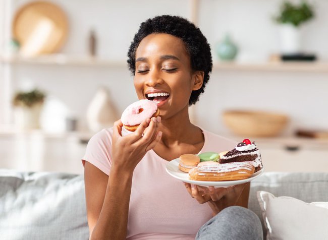 Tại sao mùa hè lại &quot;thèm ngọt&quot; hơn? 4 dấu hiệu cho thấy bạn đang ăn quá nhiều đường - Ảnh 2.