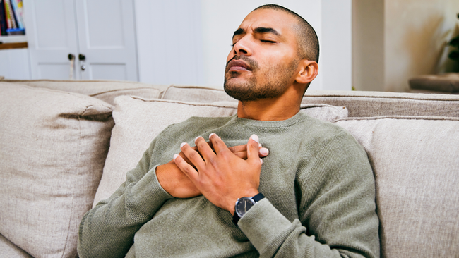 Phân biệt dấu hiệu cơn đau tim và chứng ợ nóng: Khi nào cơn bỏng rát ở ngực báo hiệu nguy hiểm? - Ảnh 2.