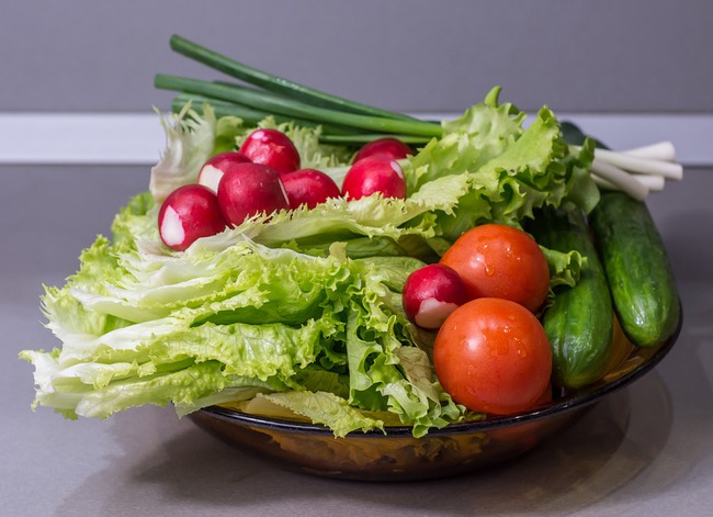 Cách rửa trái cây và rau củ sống phòng ngừa nguy cơ ngộ độc thực phẩm - Ảnh 1.