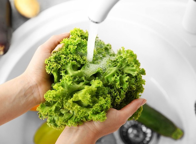 Cách rửa trái cây và rau củ sống phòng ngừa nguy cơ ngộ độc thực phẩm - Ảnh 3.