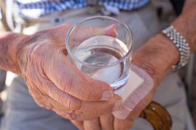 Những điều cần biết về tình trạng mất nước ở người cao tuổi - Ảnh 2.