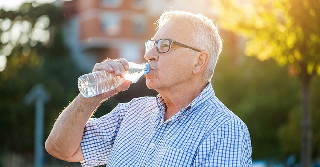 Những điều cần biết về tình trạng mất nước ở người cao tuổi - Ảnh 5.