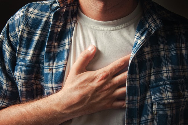 Đau ngực khi hít thở sâu khi nào là triệu chứng của COVID-19? - Ảnh 2.