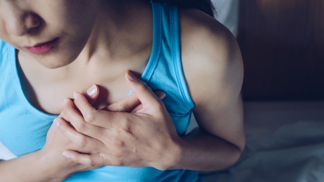 Đau ngực khi hít thở sâu khi nào là triệu chứng của COVID-19? - Ảnh 4.