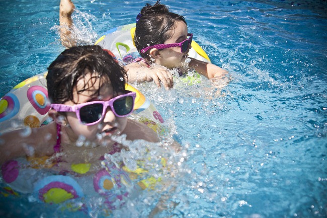Cẩn trọng với tình trạng &quot;đuối nước khô&quot; khi cho trẻ đi bơi ngày hè - Ảnh 2.