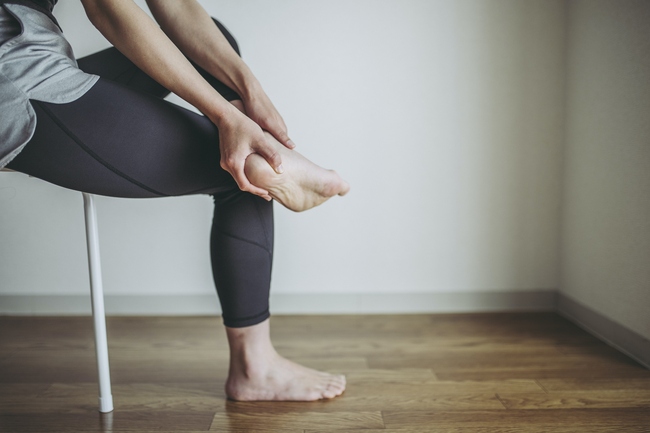 Cách để giảm đau chân khi viêm khớp dạng thấp vào mùa - Ảnh 2.