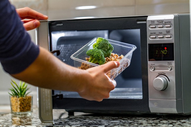 Bảo quản đồ ăn ngày Tết trong hộp nhựa nên lưu ý 7 điều này để an toàn cho sức khoẻ - Ảnh 3.
