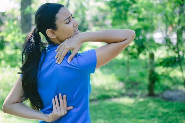 Bị đau lưng trên bên phải là bệnh gì? Có nguy hiểm không? - Ảnh 2.