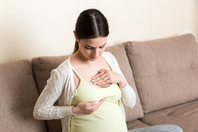 Cảm giác đau nhói như kim châm ở ngực là bệnh gì? Có phải dấu hiệu cảnh báo sớm ung thư vú không? - Ảnh 2.