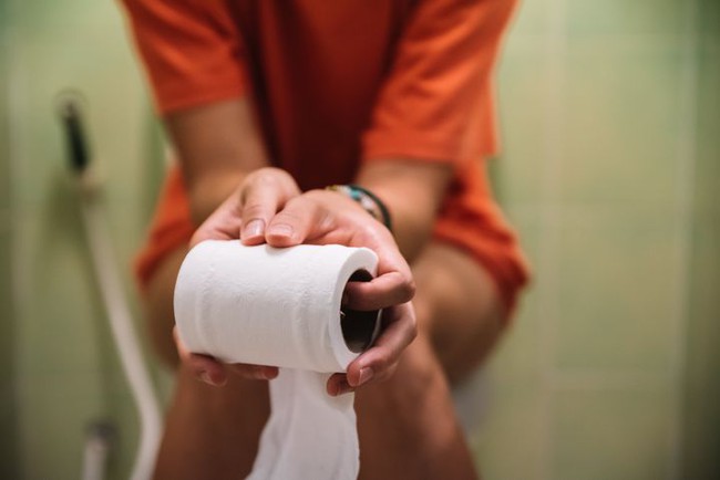 Uống bia rượu nhiều bị đi ngoài ra máu có nguy hiểm không? - Ảnh 5.