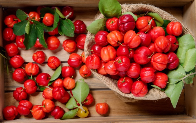 Loại quả được ví như &quot;cherry nội địa&quot;, là &quot;vua vitamin C&quot;, tốt cho da và phòng ngừa nhiều bệnh tật  - Ảnh 1.