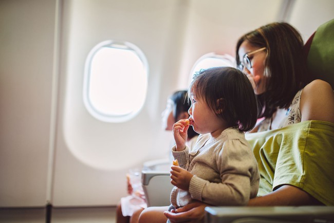 Trẻ bị viêm tai đi máy bay có ảnh hưởng gì không? - Ảnh 3.