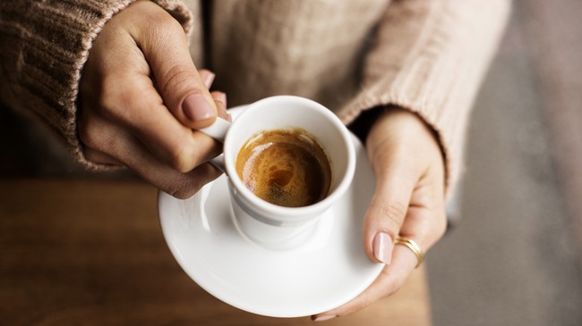 Hiểu lầm về thói quen uống cà phê khi đói và những sai lầm thường gặp - Ảnh 2.