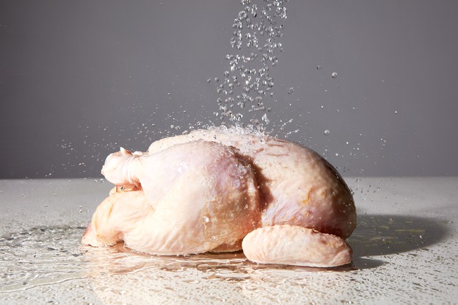 6 lưu ý khi chế biến thịt gà thời điểm dịch cúm gia cầm gia tăng - Ảnh 2.
