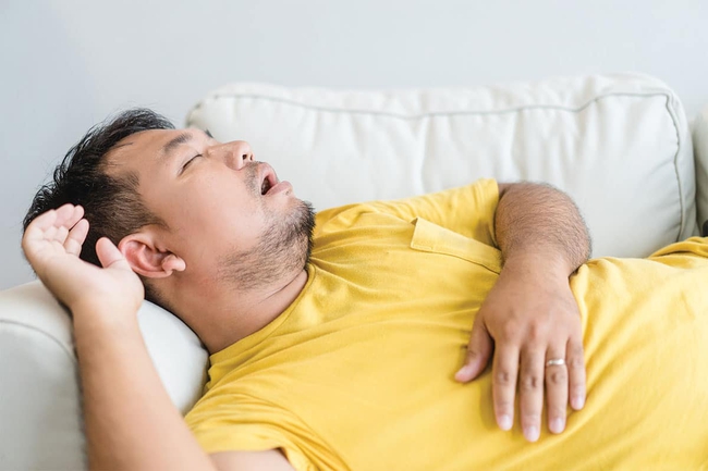 Sử dụng gối cao khi ngủ ảnh hưởng đến sức khoẻ như thế nào? - Ảnh 2.