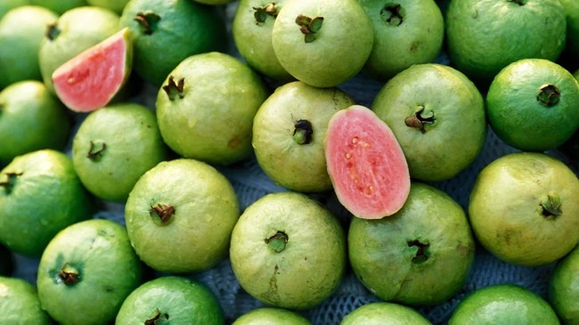 5 loại trái cây dù bổ dưỡng cũng không nên ăn quá nhiều vì có thể gây tắc ruột, có loại bày bán quanh năm - Ảnh 3.