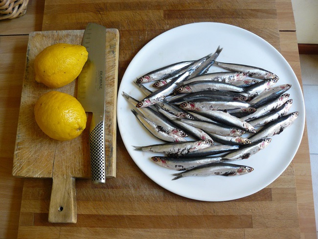 Loại cá nhỏ nhưng &quot;có võ&quot;, giàu omega-3, siêu dinh dưỡng, tốt cho xương, não mà giá thành rất rẻ - Ảnh 2.