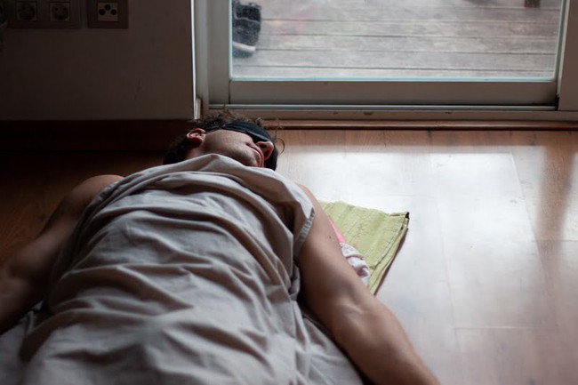 Ngủ trên sàn nhà tốt hay có hại cho sức khoẻ? - Ảnh 2.