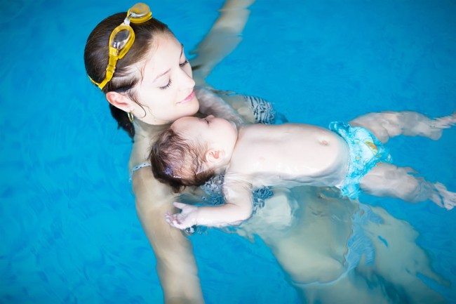 Khi nào trẻ sơ sinh có thể đi bơi? - Ảnh 2.