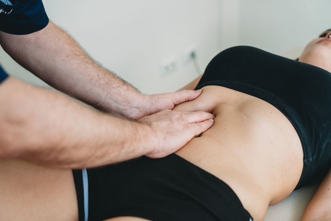 Hướng dẫn cách massage bụng giúp giảm táo bón - Ảnh 3.