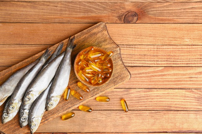 Dầu cá: Cực giàu omega-3, mùa lạnh nên bổ sung phòng ngừa đau tim, đột quỵ - Ảnh 2.