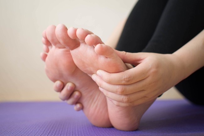Cẩn thận với 8 nguyên nhân gây tê chân nghiêm trọng - Ảnh 1.