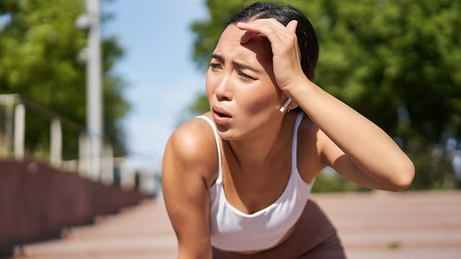 Phân biệt say nắng và kiệt sức do nắng nóng để can thiệp sớm, tránh nguy hiểm tính mạng - Ảnh 3.