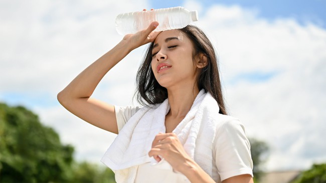 Phân biệt say nắng và kiệt sức do nắng nóng để can thiệp sớm, tránh nguy hiểm tính mạng - Ảnh 4.