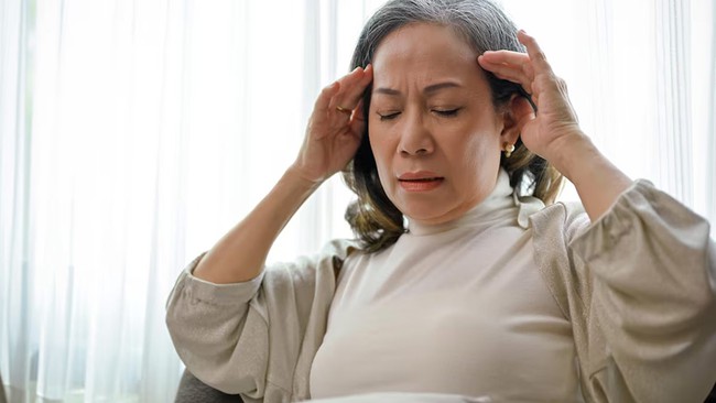 Mùa nắng nóng, ghi nhớ cách phân biệt nhanh sốc nhiệt, đột quỵ và  liệt dây thần kinh số 7 - Ảnh 5.