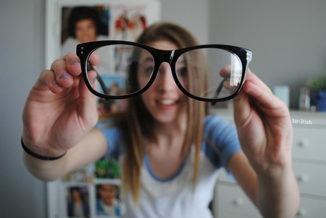 Bạn đã bao giờ bị sai độ kính cận khi đi mua kính không? Hãy xem bức ảnh này và cảm nhận sự khác biệt khi đeo đúng độ kính phù hợp. Đừng để sai lệch kính cản trở tầm nhìn của bạn.