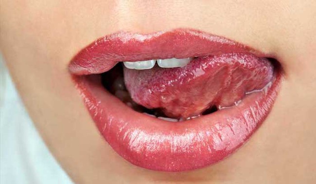 Bệnh lây truyền qua đường hô hấp: Hôn môi hay mớm cơm cho trẻ cũng có thể làm nhiễm bệnh - Ảnh 2.