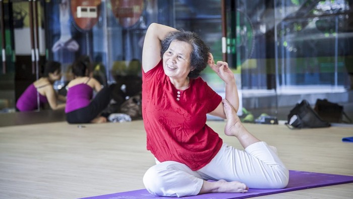 9 bài tập Yoga cho người cao tuổi sống thọ, sống lâu - Ảnh 2.