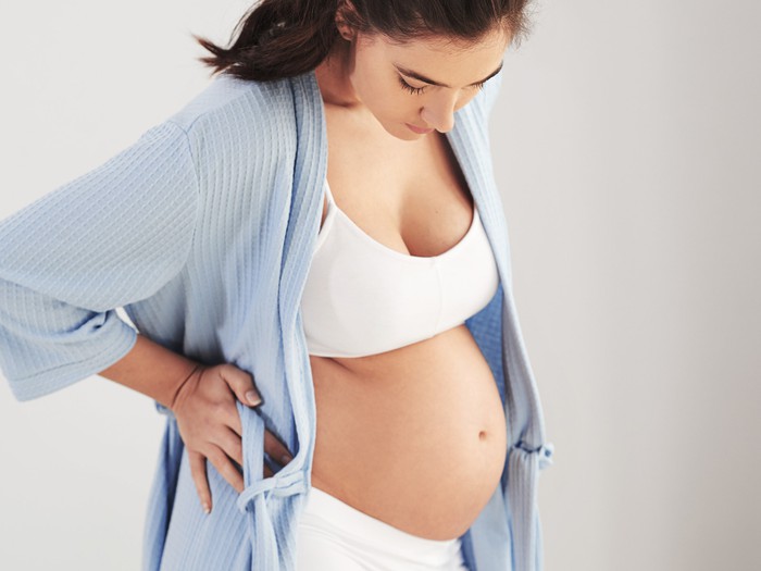 Hiện tượng ra huyết trắng khi mang thai, mẹ bầu cần làm gì? - Ảnh 2.