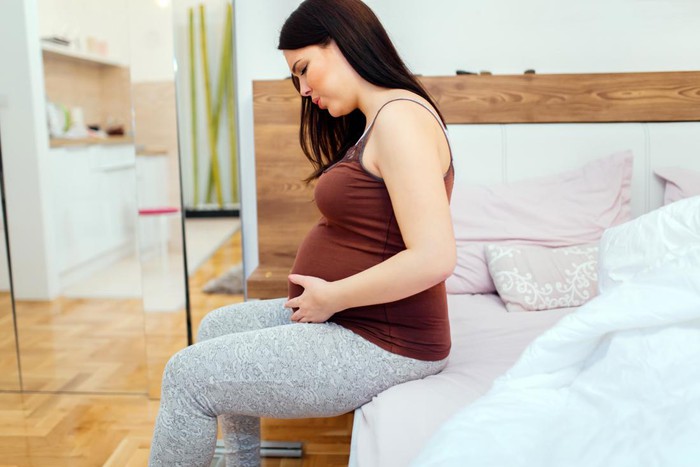 Hiện tượng ra huyết trắng khi mang thai, mẹ bầu cần làm gì? - Ảnh 4.