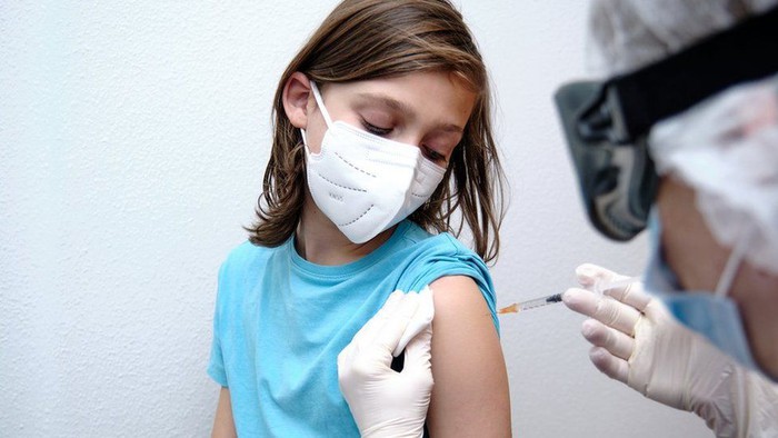 Tại sao lại mất nhiều thời gian hơn để có được vaccine COVID-19 cho trẻ em dưới 12 tuổi? - Ảnh 1.