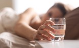 Có nên uống một cốc nước khi thức dậy?