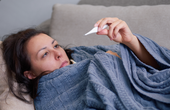 10 cách giúp bạn giảm sốt khi bị cảm cúm hoặc cảm lạnh