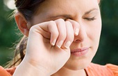 Ngứa và cộm mắt là dấu hiệu của bệnh gì? Khi nào ngứa và cộm mắt là dấu hiệu cảnh báo bệnh đau mắt đỏ?