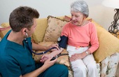 Hướng dẫn cách phòng tránh cao huyết áp ở người cao tuổi