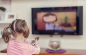 Trẻ xem ti vi, điện thoại nhiều: Bác sĩ cảnh báo dấu hiệu thị lực bất thường ở trẻ cần thăm khám
