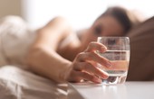 Có nên uống một cốc nước vào buổi sáng ngay khi thức dậy?