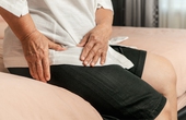 Cơn đau nhức hông lan xuống chân cảnh báo điều gì về sức khỏe của bạn?