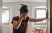 Mùa nắng nóng, ghi nhớ cách phân biệt nhanh sốc nhiệt, đột quỵ và  liệt dây thần kinh số 7
