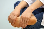 Tê chân là bệnh gì? Dấu hiệu cảnh báo cực nguy hiểm đối với sức khỏe chị em