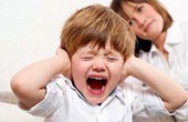 Cách xử lý thông minh khi trẻ tự kỷ hay la hét, ăn vạ